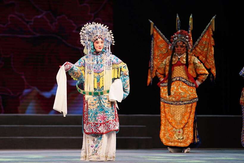 Beijing: Must-See Peking Opera at Liyuan Theatre Ticket - What the show actually feels like (and why English notes help)