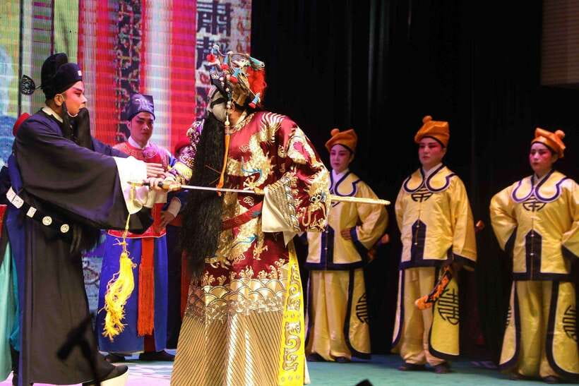 Beijing: Traditional Cultural Show Peking Opera Tickets - Inside the Theatre: Sound, Photos, Snacks, and the Real-Life Rules