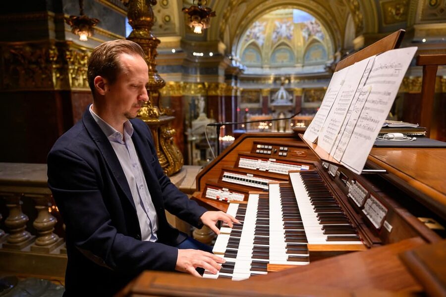 Budapest: St.Stephen's Basilica Grand Organ Concert Tickets - Panoramic terrace views: the best payoff for finishing strong