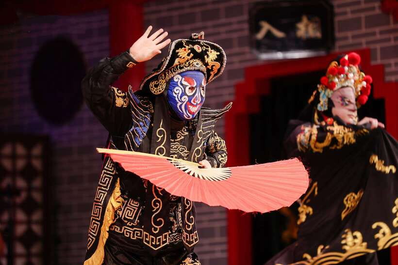 Chengdu: Sichuan Opera Face-Changing and Acrobatics Show - Logistics that matter: meeting the venue and getting inside smoothly