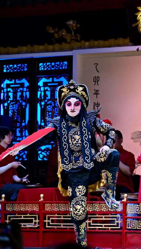 Chengdu: Sichuan Opera Face-Changing and Acrobatics Show - Before the lights: tea, snacks, and the easy start