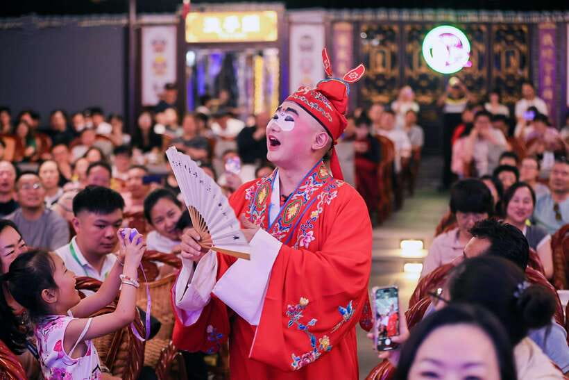 Chengdu: Sichuan Opera Face-Changing and Acrobatics Show - Costumes, makeup, and photo moments you’ll want to keep