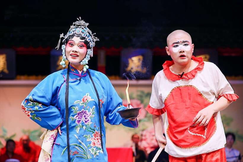 Chengdu: Sichuan Opera Face-Changing and Acrobatics Show - Acrobatics and folk stunts: where the energy spikes