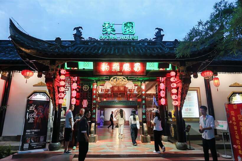 Chengdu: Sichuan Opera Face-Changing and Acrobatics Show - Price and value: why about $32 feels fair here