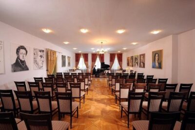 Chopin Piano Concert at Chopin Gallery with a Glass of Wine - The wine touch: small, included, and worth knowing