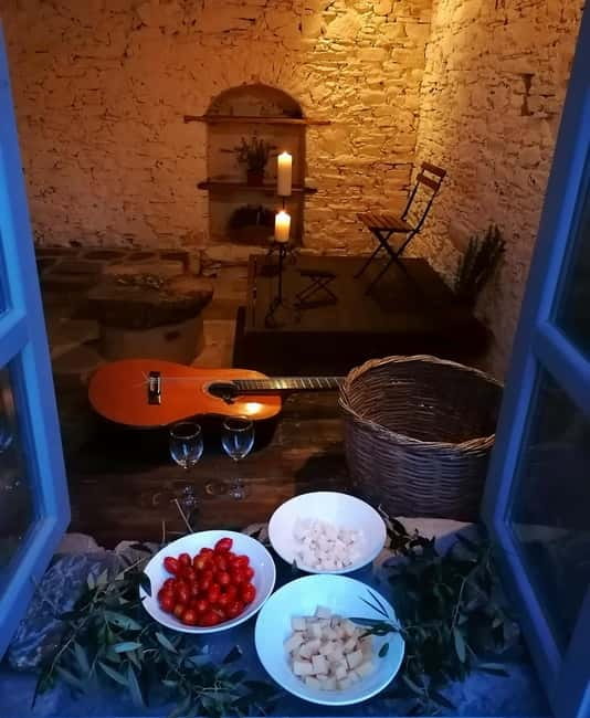Classical guitar concert in a historic olive press - Cheese, wine, tomatoes, olives: why the interval feels like local life