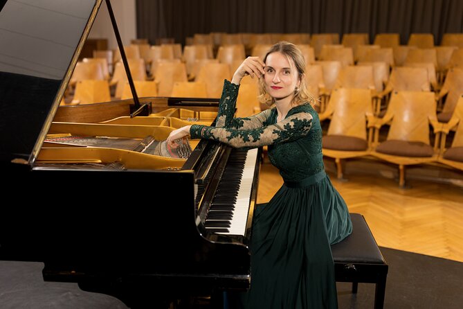 Everyday Chopin Concert at 7 PM with candlelight by the Castle - A 7 pm Chopin recital that fits Warsaw perfectly