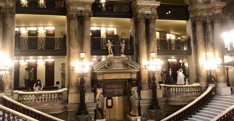 Family-friendly treasure hunt at Opera Garnier - The treasure hunt plot: missing costume, riddles, and problem-solving