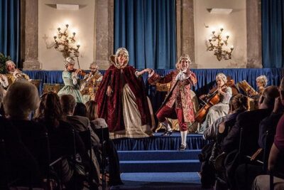 I Musici Veneziani Vivaldi's Four Seasons and Tenor arias - I Musici Veneziani: orchestra, soloists, and the costume effect