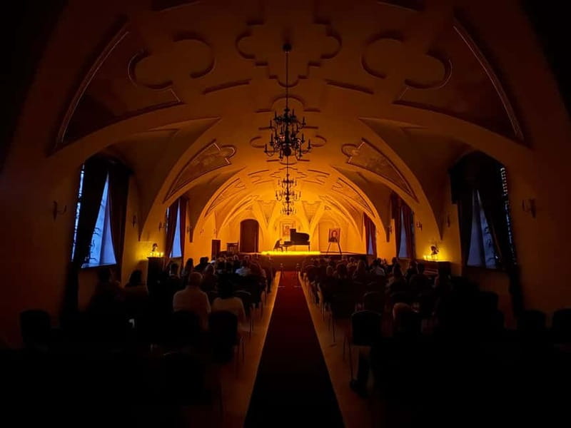 Krakow: Piano Trio Chopin & Friends Concert VIP with Wine - A wine-and-trio concert by Wawel Castle
