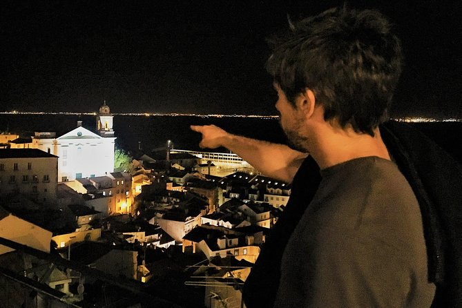 Lisbon Fado Experience: Walking Tour, Dinner and Live Music Show - Guides make the difference: English, storytelling, and names to look for