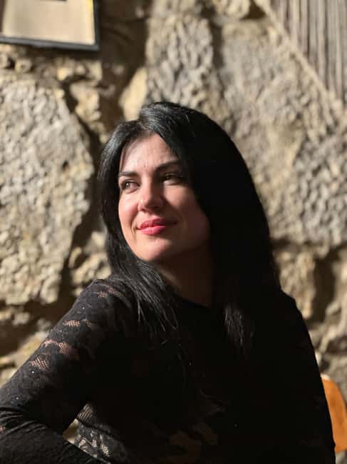 Porto: What is Fado? Commented Live Concert with Port Wine - Multimedia Storytelling in Your Language: Making Fado Easier to Follow