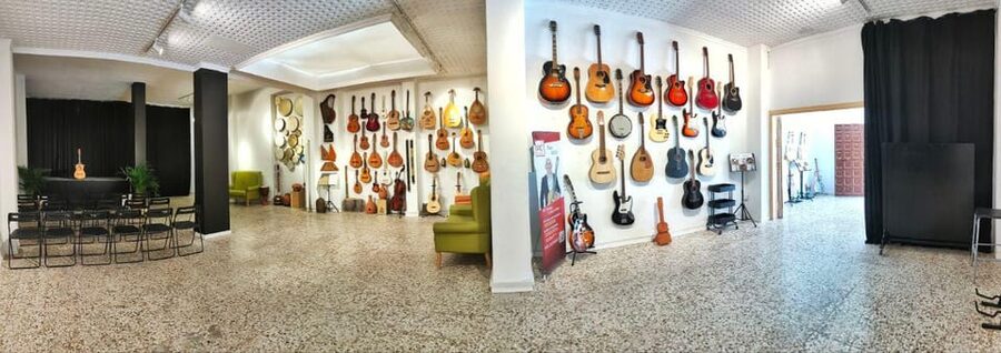 Ronda: Spanish - Classical & Flamenco - Guitar Concert - The included drink and Musical Instruments Exhibition