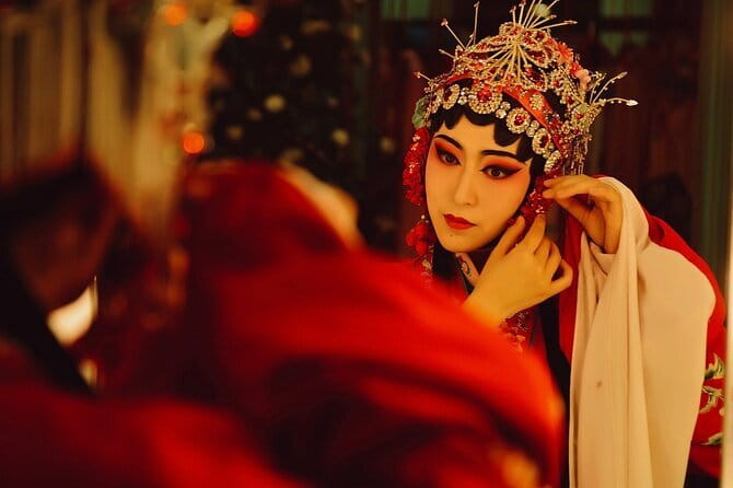 Sichuan Opera with face-changing at Sichuan opera theater - A show that feels like opera, magic, dance, and acrobatics